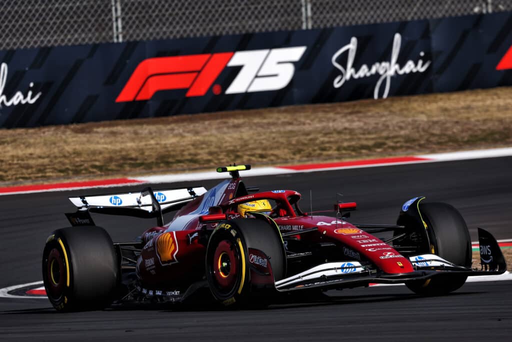 Lewis Hamilton trionfa in Cina con una pole inaspettata nelle qualifiche sprint 