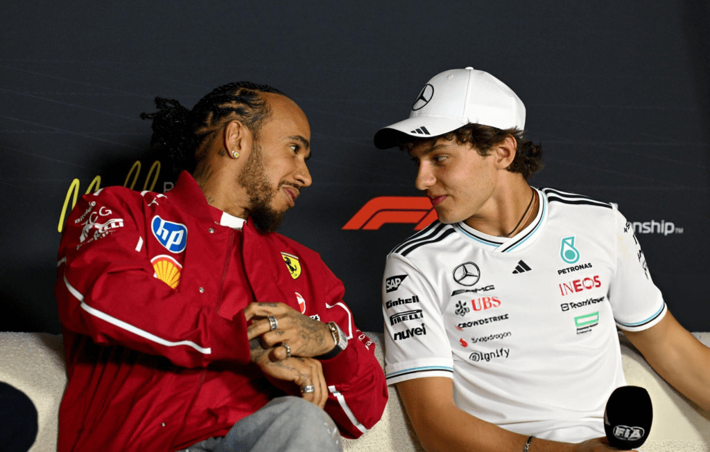 Lewis Hamilton arriva al Gran Premio d’Australia con una mentalità chiara e determinata. Il sette volte campione del mondo ha ribadito come la pressione esterna non influenzi minimamente il suo approccio alle gare, sottolineando come la vera sfida sia sempre stata con se stesso.