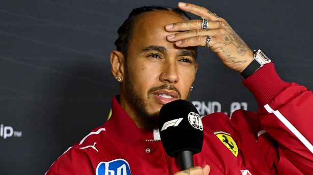 Lewis Hamilton arriva al Gran Premio d’Australia con una mentalità chiara e determinata. Il sette volte campione del mondo ha ribadito come la pressione esterna non influenzi minimamente il suo approccio alle gare, sottolineando come la vera sfida sia sempre stata con se stesso.
