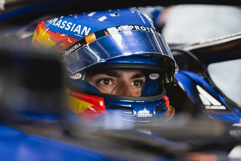 Carlos Sainz ha svelato che suo padre, due volte campione del mondo di rally, avrebbe preferito vederlo in un altro team di Formula 1 per il 2025.