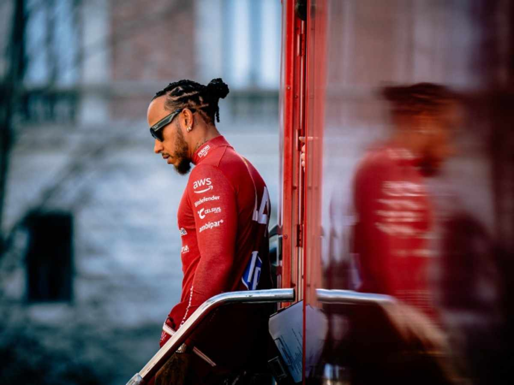 Lewis Hamilton ha elogiato il suo nuovo compagno di squadra in Ferrari, Charles Leclerc, definendolo un pilota estremamente dedito al lavoro e un vero simbolo della Scuderia. 