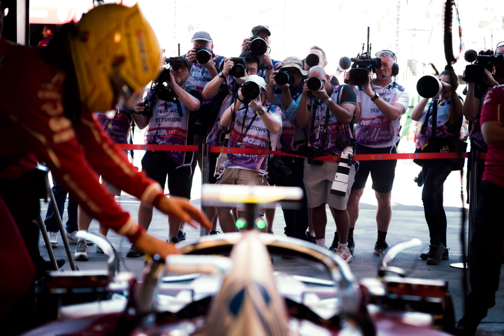 Il primo weekend di gara da pilota Ferrari per Lewis Hamilton è iniziato con qualche difficoltà nelle prove libere del Gran Premio d'Australia. 