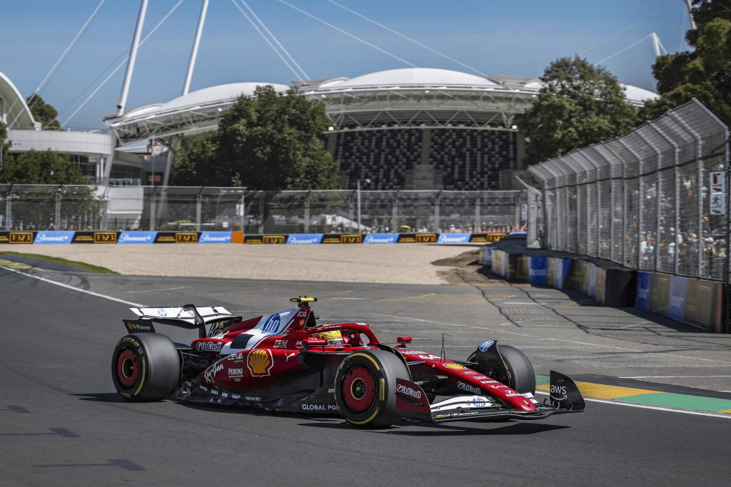 Il primo weekend di gara da pilota Ferrari per Lewis Hamilton è iniziato con qualche difficoltà nelle prove libere del Gran Premio d'Australia. 