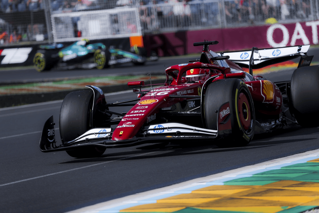Charles Leclerc ha iniziato il weekend di Melbourne nel migliore dei modi, chiudendo il venerdì in prima posizione nelle prove libere del GP d’Australia.