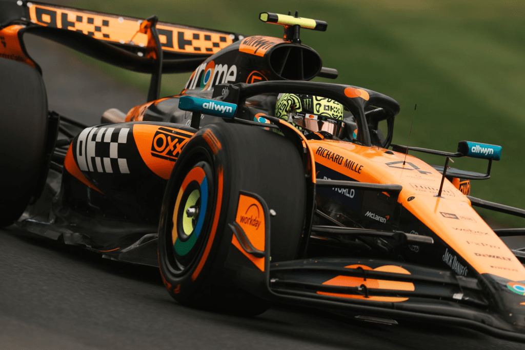 La griglia di partenza del Gran Premio d'Australia 2025 vede una sorprendente doppietta della McLaren, con Lando Norris in pole position e il compagno di squadra Oscar Piastri al secondo posto. Norris ha ottenuto la pole con un tempo di 1:15.096, seguito da Piastri a soli 0.084 secondi di distacco.