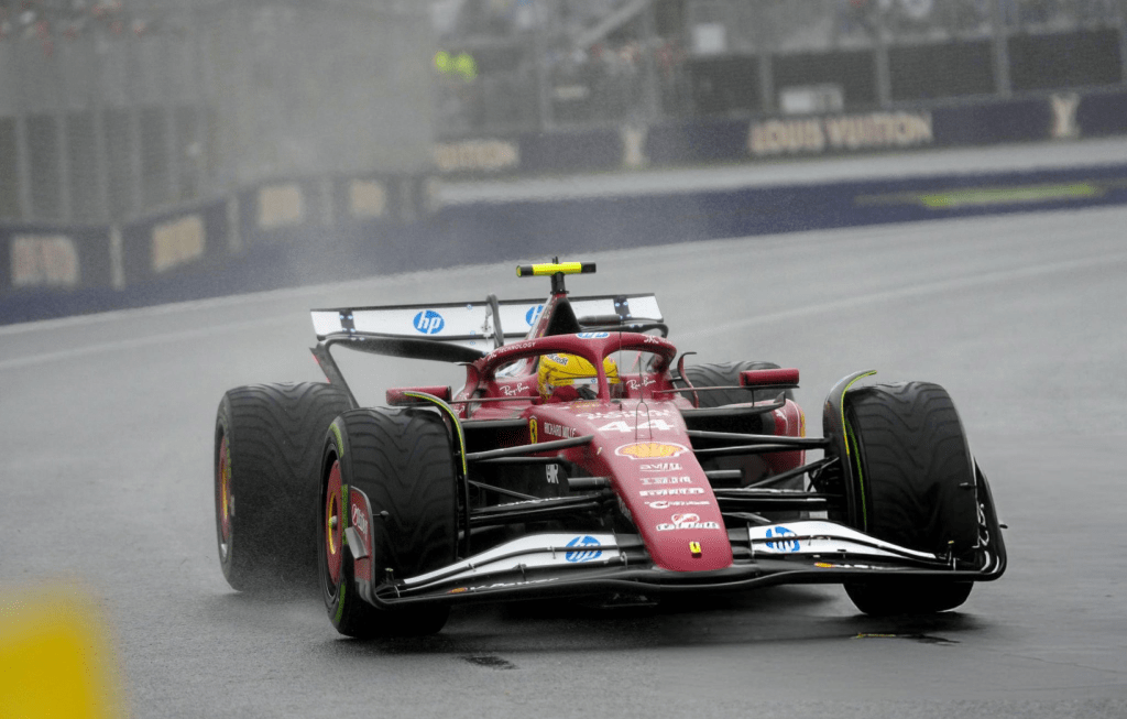 Il debutto di Lewis Hamilton in gara con la Ferrari non è stato all’altezza delle aspettative.