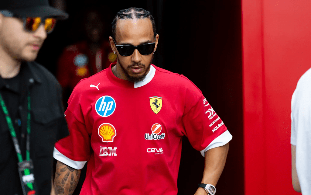 Lewis Hamilton ha concluso il suo debutto con la Ferrari con un deludente decimo posto nel Gran Premio d’Australia 2025.