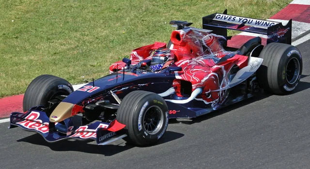 La Formula 1 sta vivendo un intenso dibattito sulle future normative tecniche, con l’ipotesi di un clamoroso ritorno ai motori V10 alimentati con carburanti sostenibili prima del 2031. 