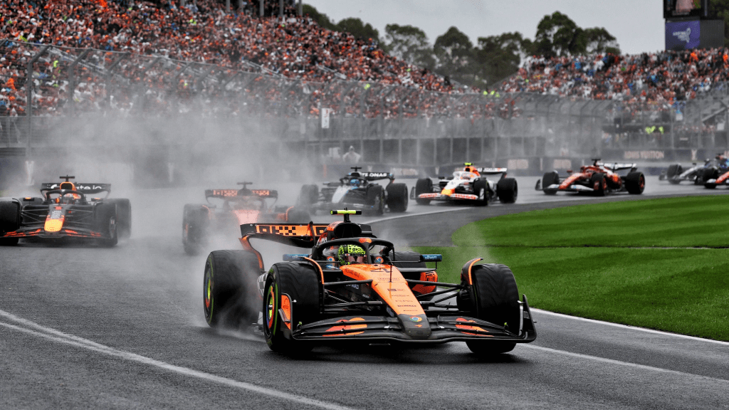 Secondo George Russell, la McLaren sta dominando la Formula 1 nel 2025 con un margine superiore a quello mai raggiunto dalla Red Bull in passato.