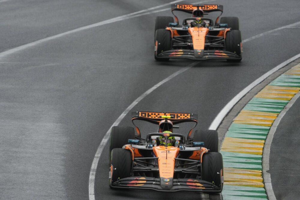 Lando Norris, presente alla conferenza stampa del giovedì, ha affrontato la domanda sulla nuova direttiva tecnica con grande tranquillità, chiarendo che la McLaren non subirà alcun contraccolpo dalla nuova regolamentazione.