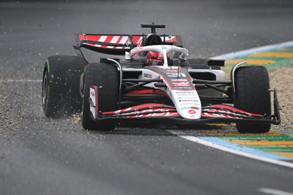 L’inizio di stagione della Haas è stato un disastro inaspettato. A Melbourne, la squadra americana si è trovata staccata dal resto del gruppo, con Esteban Ocon che ha chiuso il primo segmento di qualifica con un distacco di sei decimi dal tempo più vicino. 