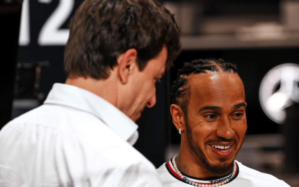 L’ultima stagione di Drive to Survive ha portato alla luce un interessante retroscena sul rapporto tra Toto Wolff e Lewis Hamilton. 