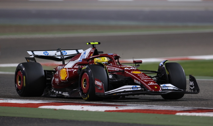 Lewis Hamilton ha concluso i test pre-stagionali con un sorriso, nonostante alcune difficoltà legate al meteo e a una breve interruzione del programma.