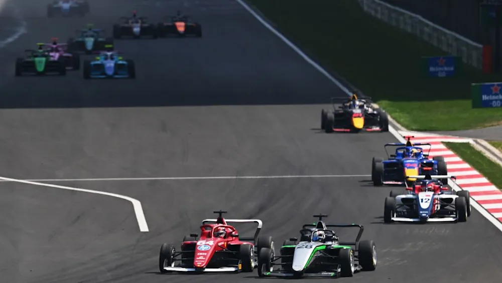 Una volta presa la testa della corsa, nessuna ha potuto fermare Doriane Pin. La pilota Mercedes ha conquistato la vittoria in Gara 2 della F1 Academy a Shanghai, gestendo alla perfezione la ripartenza dalla Safety Car