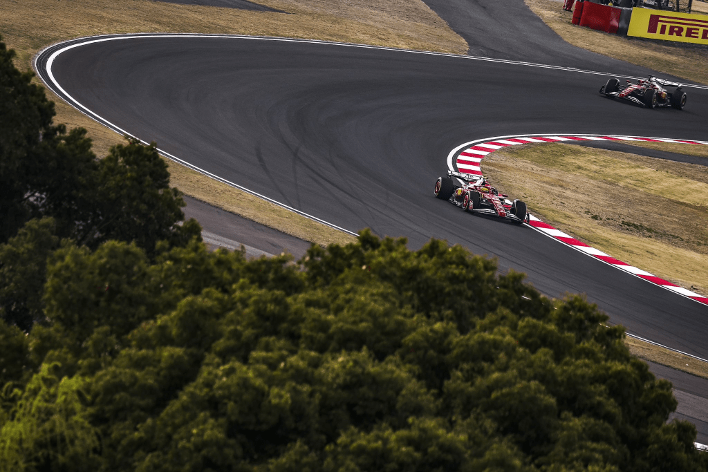 Brutto colpo per Ferrari al Gran Premio di Cina 2025. Anche Lewis Hamilton squalificato dopo le verifiche tecniche post-gara a causa di un’irregolarità relativa all’usura dello skid block della sua vettura.