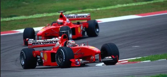 Non è la prima volta nella storia della F1 che la Ferrari viene squalificata con entrambe le vetture da un GP. C'è un precedente, che risale al secolo scorso. Ma in quel caso, il team di Maranello fece ricorso e la doppietta venne restituita. 