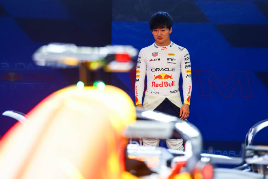 Un colpo di scena scuote il mondo della Formula 1: Yuki Tsunoda sarà il nuovo compagno di squadra di Max Verstappen a partire dal Gran Premio del Giappone.