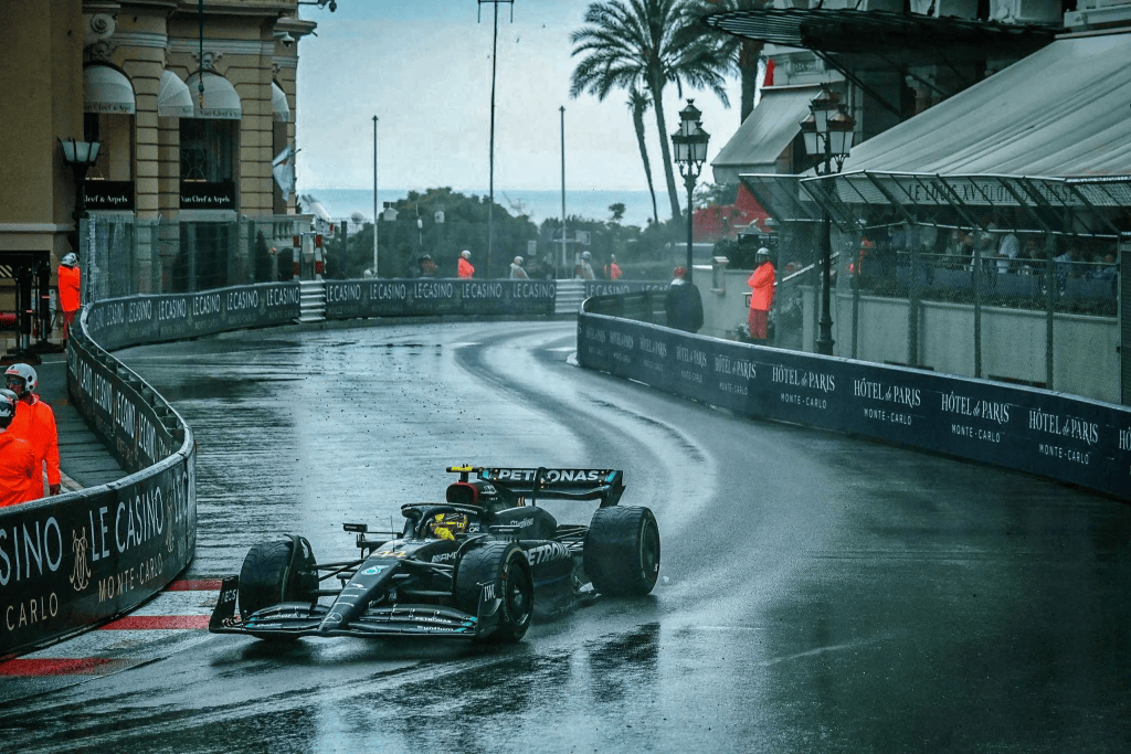 Lewis Hamilton ha rivelato di essere stato uno dei principali promotori dell'introduzione dell'obbligo di effettuare almeno due soste ai box durante il Gran Premio di Monaco.