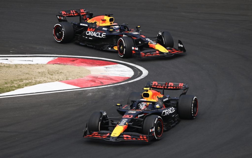 Dal Gran Premio del Giappone, Max Verstappen avrà un nuovo compagno di squadra in Red Bull: Yuki Tsunoda. La decisione di sostituire Liam Lawson dopo appena due gare ha sollevato diverse polemiche nel paddock, e tra i più critici sembra esserci proprio il campione olandese.
