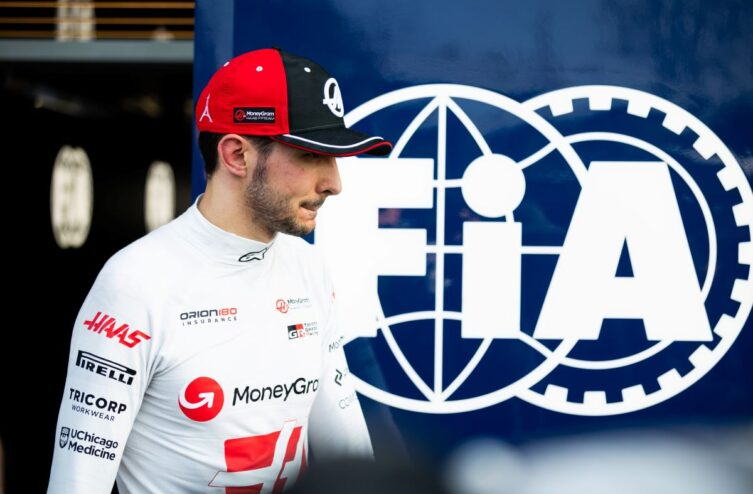 Dopo il Gran Premio della Cina, Esteban Ocon, Charles Leclerc e Frederic Vasseur si trovavano sullo stesso volo diretto in Europa quando la Ferrari ha ricevuto la notizia della squalifica per la vettura sottopeso.