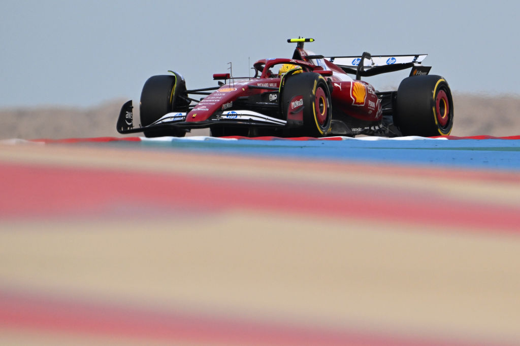 Lewis Hamilton ha concluso i test pre-stagionali con un sorriso, nonostante alcune difficoltà legate al meteo e a una breve interruzione del programma.