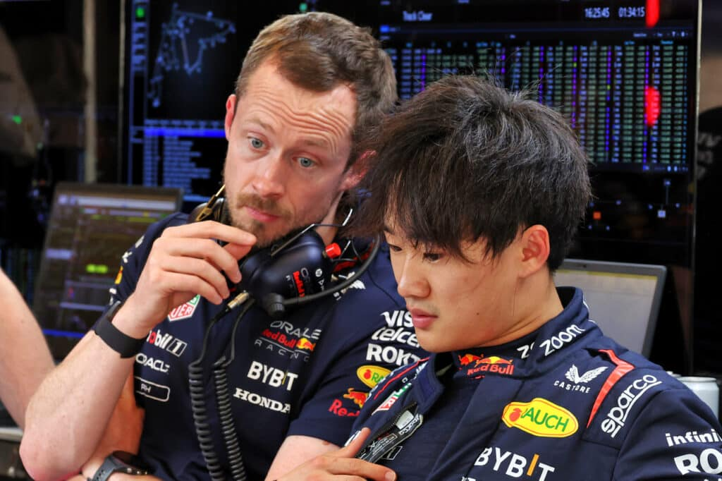 Intervistato dalla testata tedesca formel1.de, il consulente della Red Bull - Helmut Marko - ha spiegato le ragioni che hanno portato a rivedere la strategia iniziale e a confermare Yuki Tsunoda al fianco del tre volte campione del mondo. 