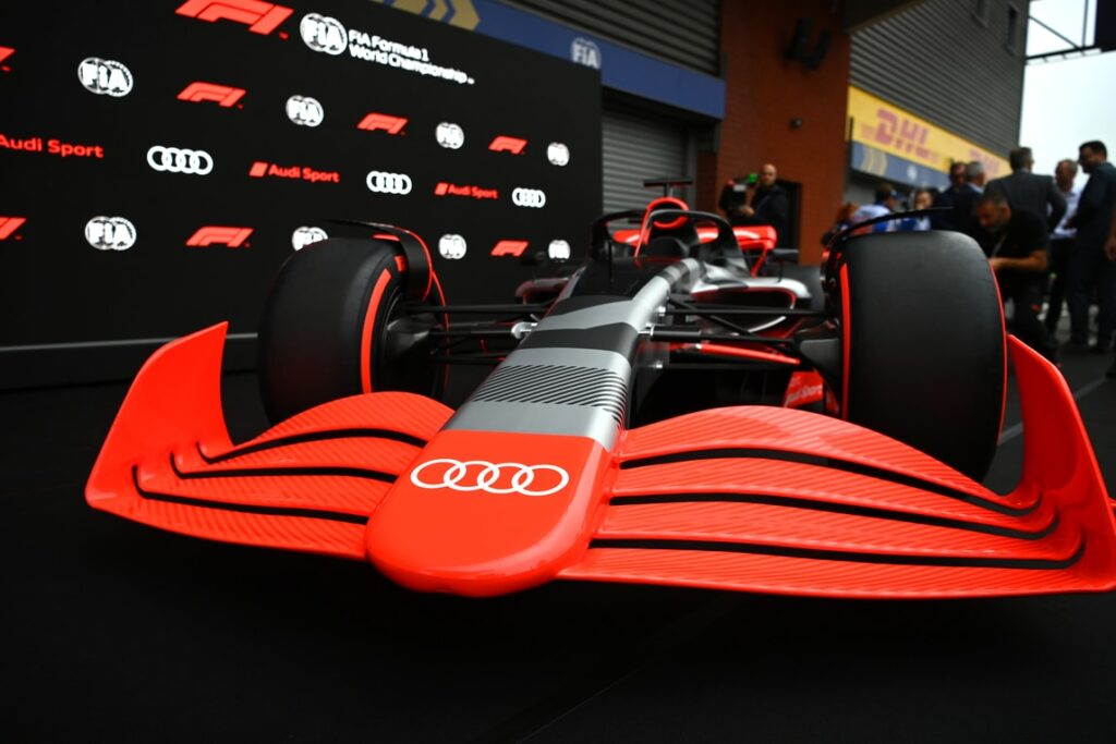 Lewis Hamilton si è detto aperto all'idea di un ritorno ai motori V10 in Formula 1, concordando con la posizione espressa da Max Verstappen, ma con una condizione chiave: la sostenibilità.