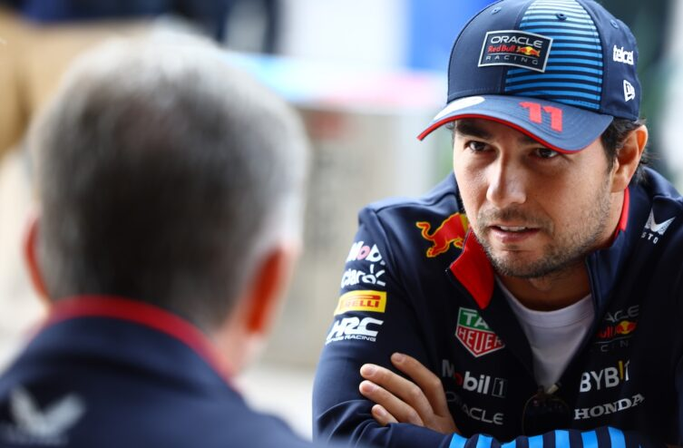 Il futuro di Sergio Pérez potrebbe intrecciarsi con il progetto Cadillac in Formula 1. Il team americano, pronto a fare il suo ingresso nella massima categoria nel 2026 con motori Ferrari, sta valutando attentamente le proprie opzioni per la coppia di piloti, e il messicano è uno dei nomi più caldi sul tavolo.