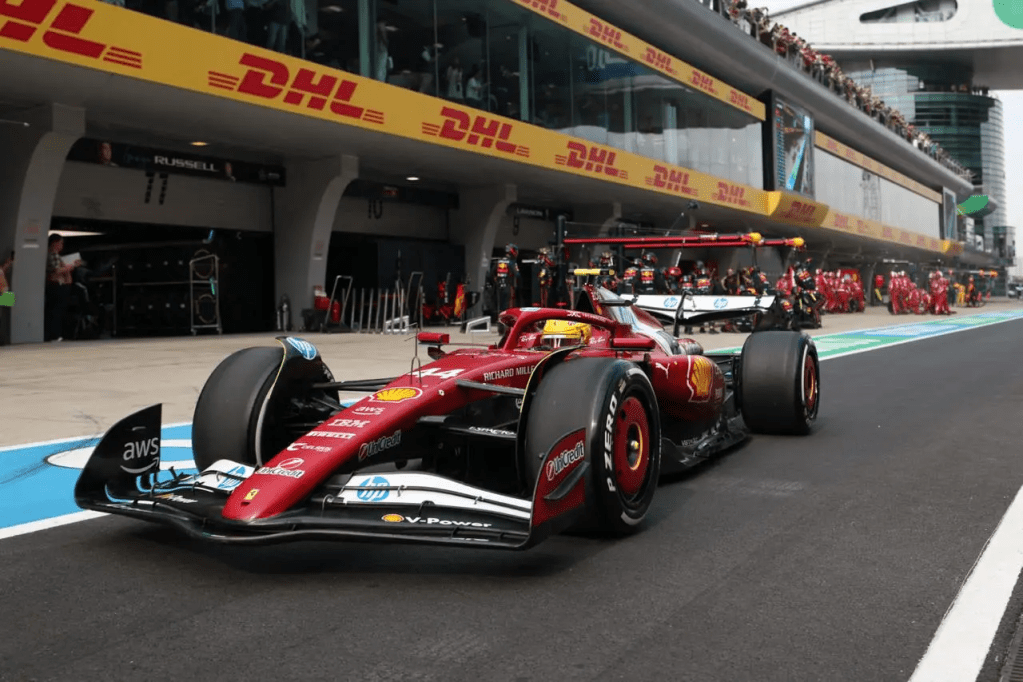Lewis Hamilton in uscita dai box con la Ferrari SF-25