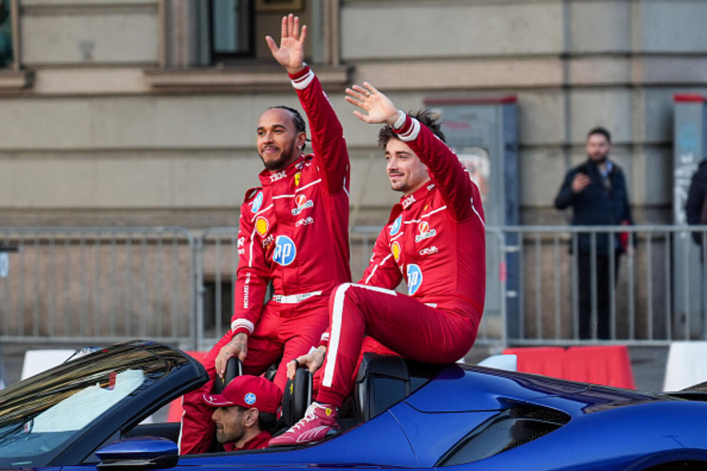 Lewis Hamilton ha vissuto il suo primo bagno di folla in rosso durante l’evento Ferrari a Milano, un momento che ha segnato il vero inizio della sua avventura con la Scuderia.