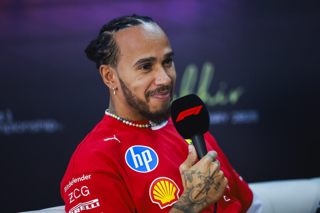 Lewis Hamilton ha vissuto il suo primo bagno di folla in rosso durante l’evento Ferrari a Milano, un momento che ha segnato il vero inizio della sua avventura con la Scuderia.