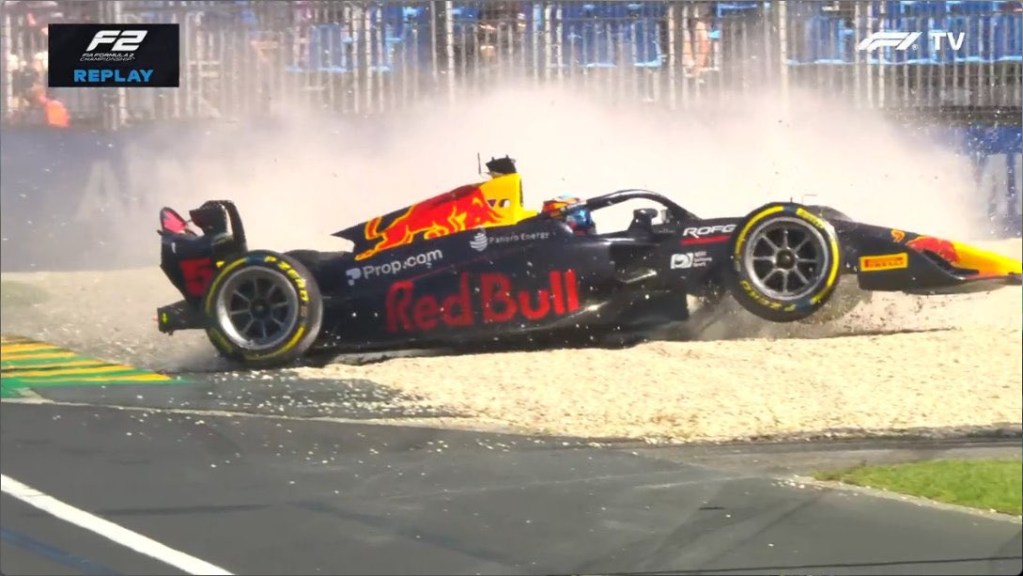 La F2 inaugura la stagione con una sessione di prove libere caotica a Melbourne, segnata da numerose interruzioni e pochi giri realmente utili.