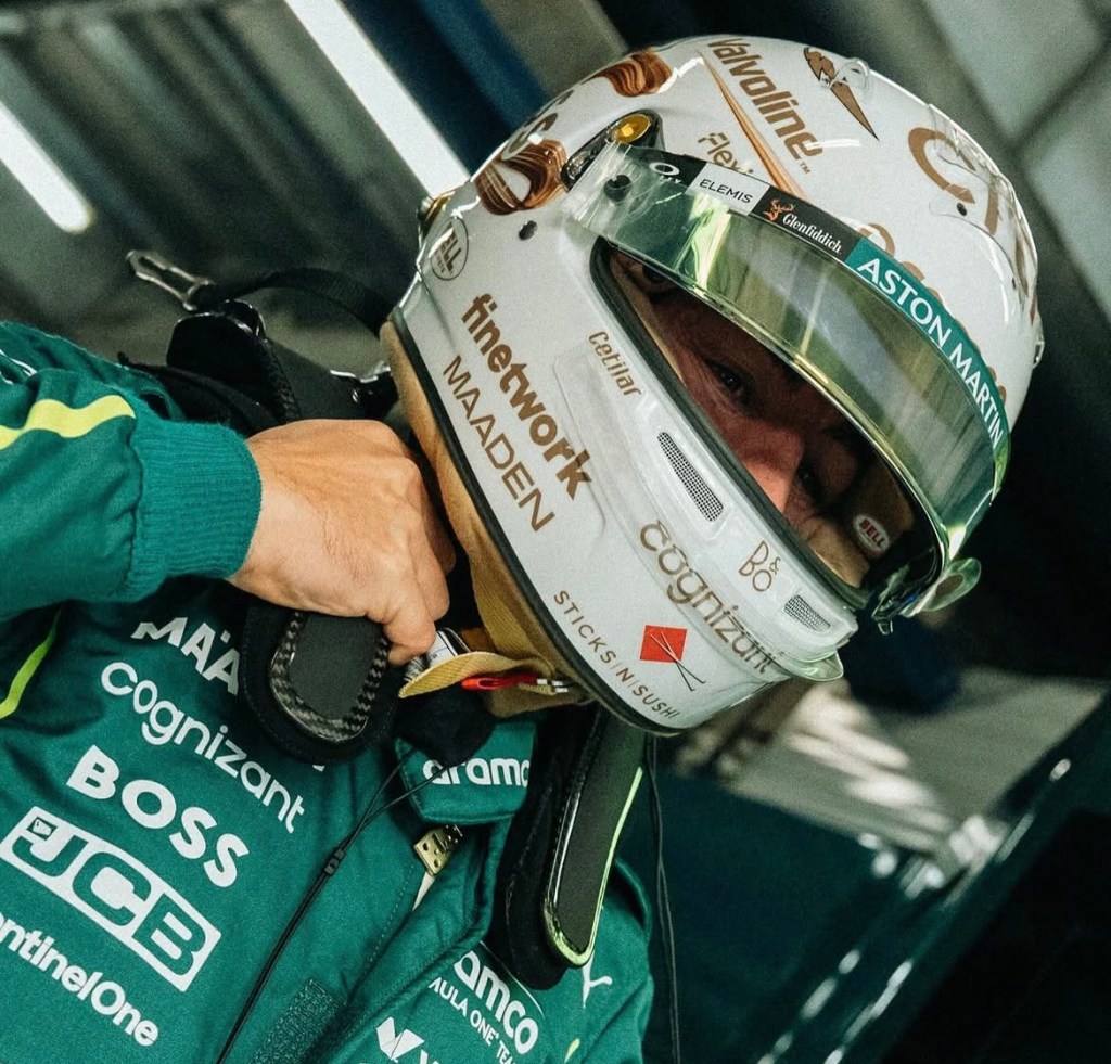 Alonso mentre indossa il casco per le SQ.