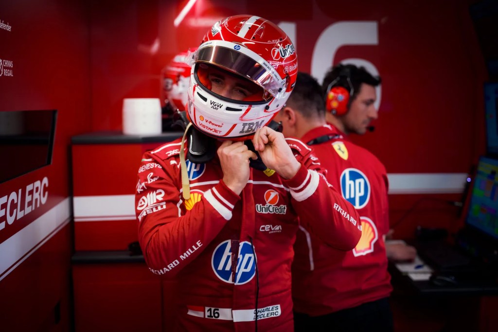 Leclerc nei box durante le qualifiche del gp d'australia