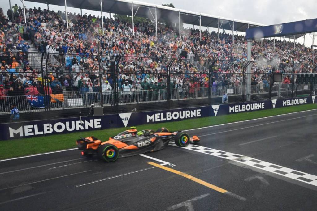 Lando Norris ha iniziato la sua rincorsa al titolo mondiale di Formula 1 nel migliore dei modi, conquistando la vittoria nel Gran Premio d'Australia.