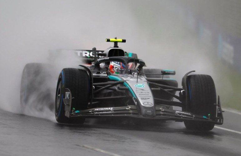 Sotto l'acquazzone abbattutosi sull'Albert Park, Antonelli risale la china. La rimonta da P16 a P5 è spettacolare.