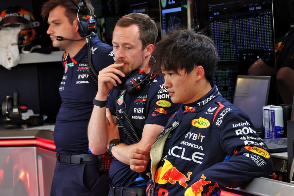 Dopo un inizio difficile per Lawson, Red Bull riflette su un cambio immediato con il pilota giapponese. Tsunoda, in grande forma, si candida con entusiasmo per un posto nel top team.