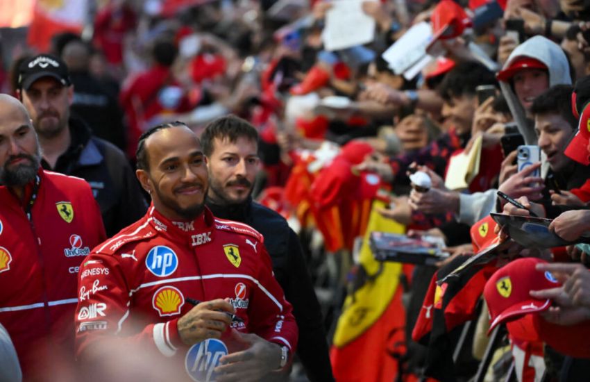 Lewis Hamilton ha vissuto il suo primo bagno di folla in rosso durante l’evento Ferrari a Milano, un momento che ha segnato il vero inizio della sua avventura con la Scuderia.