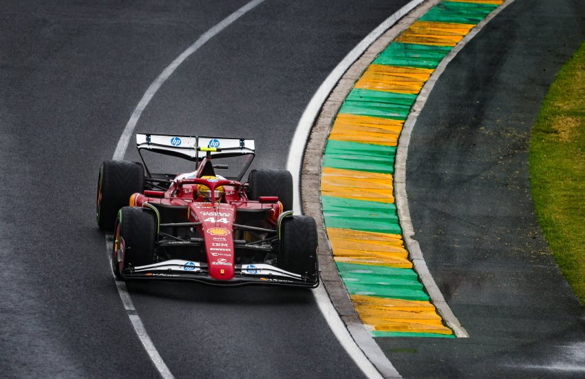 Lewis Hamilton ha concluso il suo debutto con la Ferrari con un deludente decimo posto nel Gran Premio d’Australia 2025.