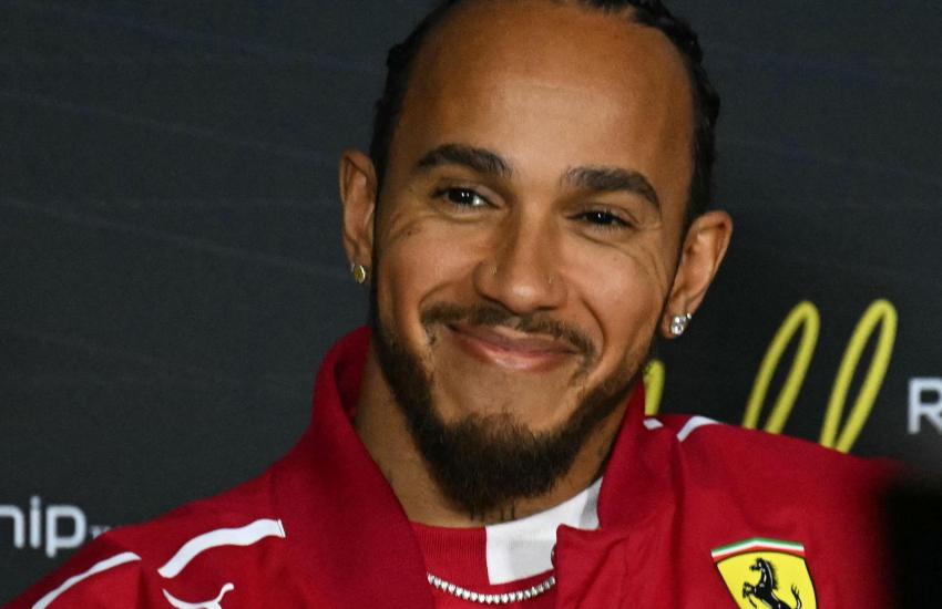 Lewis Hamilton arriva al Gran Premio d’Australia con una mentalità chiara e determinata. Il sette volte campione del mondo ha ribadito come la pressione esterna non influenzi minimamente il suo approccio alle gare, sottolineando come la vera sfida sia sempre stata con se stesso.