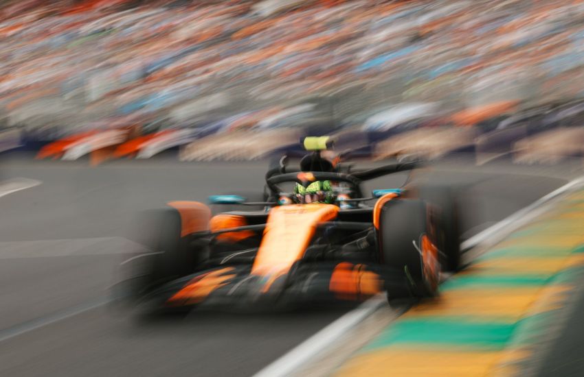 La griglia di partenza del Gran Premio d'Australia 2025 vede una sorprendente doppietta della McLaren, con Lando Norris in pole position e il compagno di squadra Oscar Piastri al secondo posto. Norris ha ottenuto la pole con un tempo di 1:15.096, seguito da Piastri a soli 0.084 secondi di distacco.