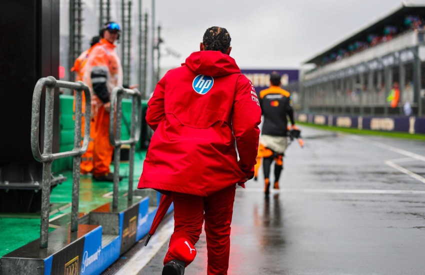 Il debutto di Lewis Hamilton in gara con la Ferrari non è stato all’altezza delle aspettative.
