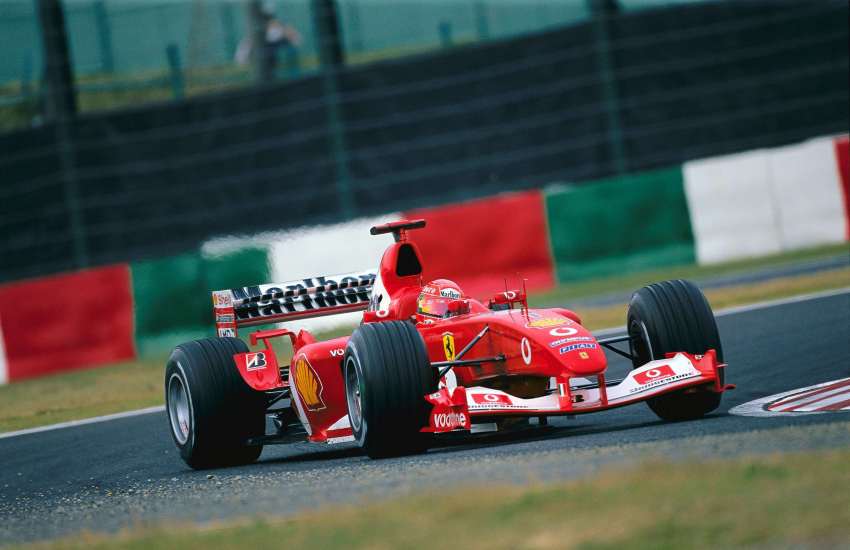 La Formula 1 sta vivendo un intenso dibattito sulle future normative tecniche, con l’ipotesi di un clamoroso ritorno ai motori V10 alimentati con carburanti sostenibili prima del 2031.