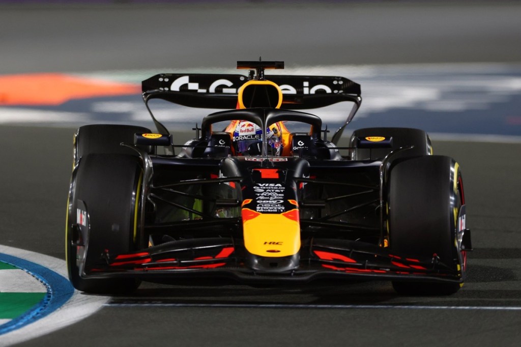 Le sensazioni di Verstappen alla guida della Red Bull sono positive rispetto alle gare precedenti, ma le McLaren sono troppo veloci, soprattutto nel passo gara