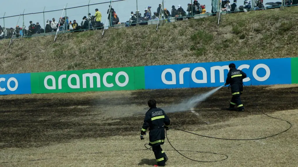 Il clima secco e le scintille delle vetture che transitano sono la causa de numerosi incendi lungo il circuito. Squadre antincendio sono state piazzate lungo tutta la pista di Suzuka.