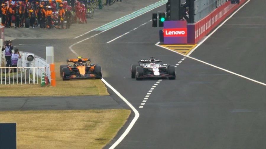 Lando Norris e Max Verstappen battagliano all’uscita della pit-lane