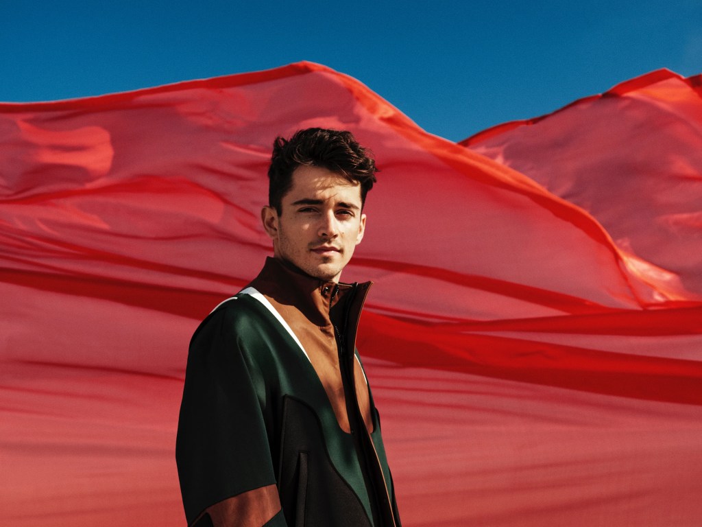 Charles Leclerc firma una capsule esclusiva per Ferrari, unendo motori e moda. Il debutto ufficiale avverrà durante il Gran Premio di Monaco 2025...
