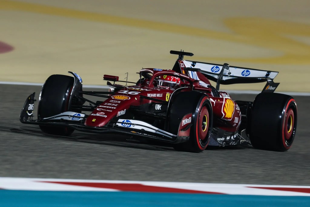 Charles Leclerc sulla Ferrari SF-25 durante il GP del Bahrain