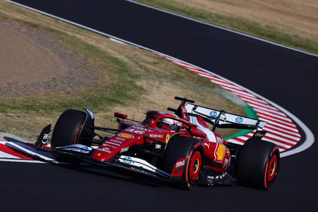 Luigi Mazzola, ingegnere ed ex membro del team di Maranello, non ha dubbi: la SF-25 soffre di problemi strutturali profondi. La trasferta di Suzuka ha confermato tutte le criticità della monoposto, con un quarto posto per Charles Leclerc e un settimo per Lewis Hamilton che non bastano a nascondere le difficoltà di una Ferrari che continua a non convincere.