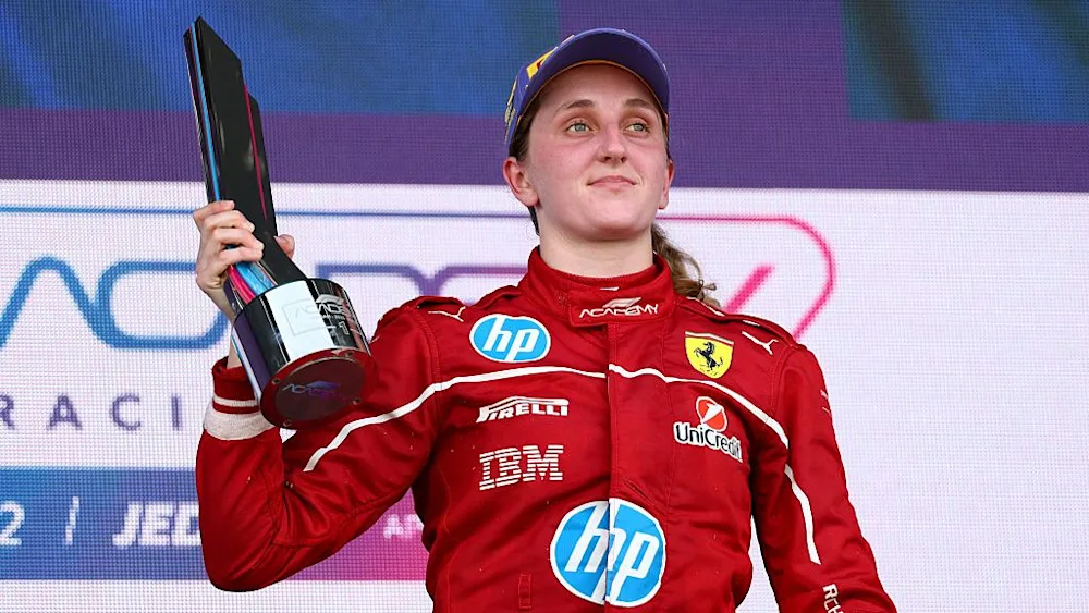 Nel weekend di Pasqua, Leo Turrini, con la sua consueta schiettezza e passione per il mondo Ferrari, mette in evidenza un contrasto ormai familiare per i tifosi del Cavallino. 